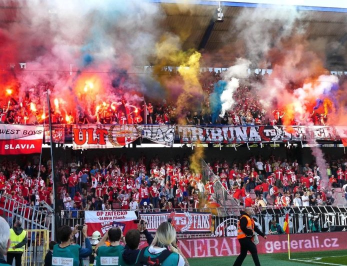 Prague derby chaos: Slavia fans storm pitch in 97th minute, title now in doubt