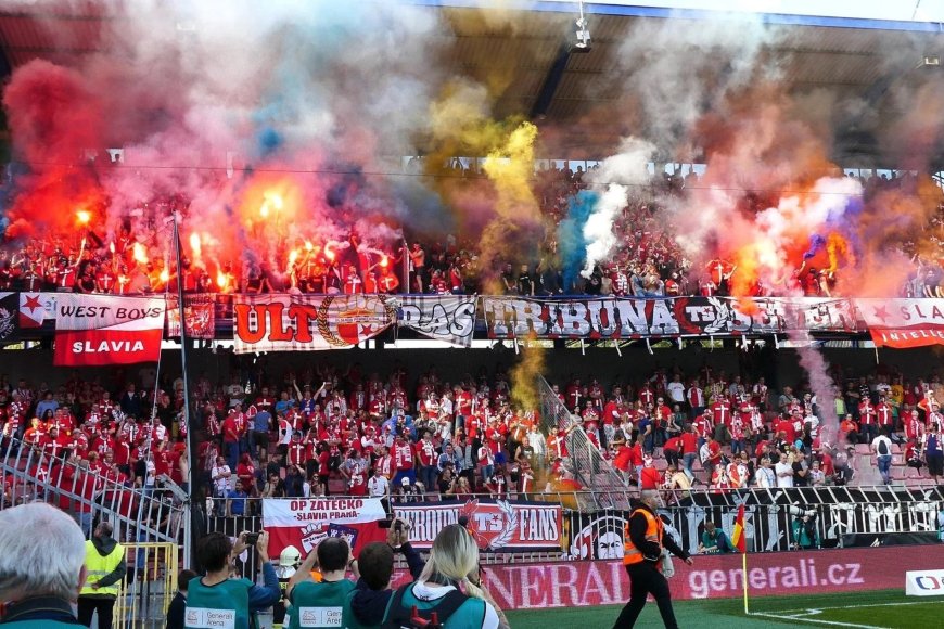 Prague derby chaos: Slavia fans storm pitch in 97th minute, title now in doubt